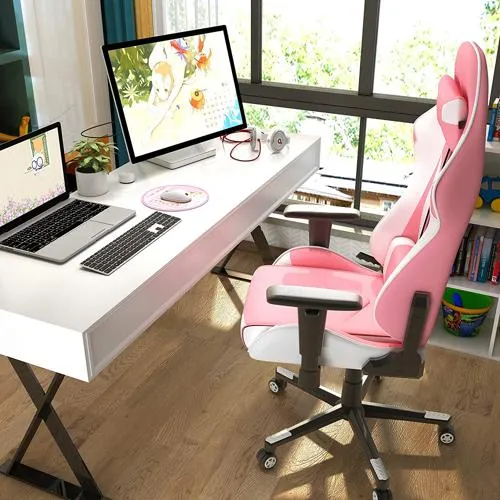 Silla gamer rosa delante de mesa de escritorio y ordenador